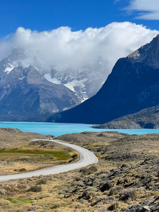 Encantador Santiago: Desvelando la belleza de la capital de Chile en primavera.
