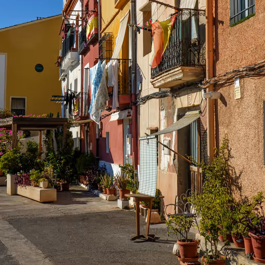 Genießen Sie den Sommer in Valencia: Wunderschöne Strände, reiche Geschichte und köstliche Paella.
