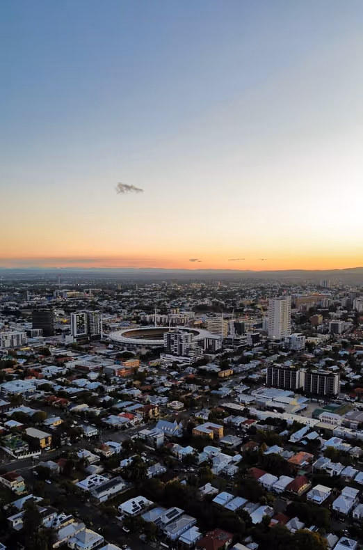 Sommerreisen in Brisbane: Genießen Sie Entspannung am Flussufer, den Lone Pine Koala Sanctuary und das pulsierende Stadtleben.